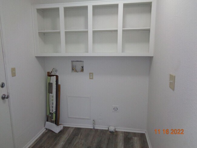 Building Photo - Excellent Mojave Camelot Neighborhood 2 Be...
