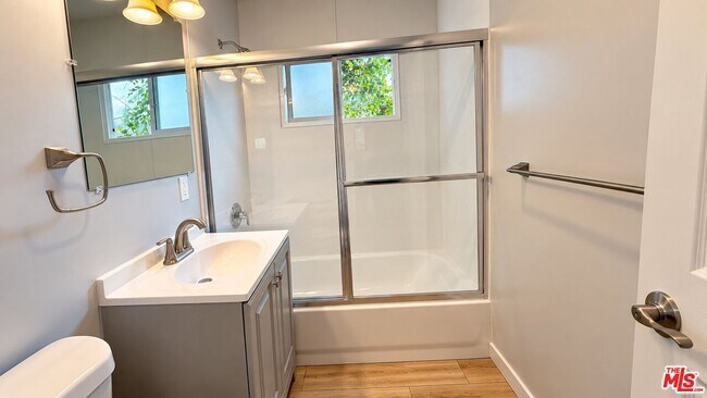Foto del edificio - 1344 W 107th St