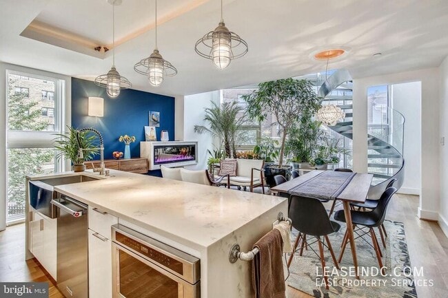 Foto del edificio - 3240 Hiatt Pl NW