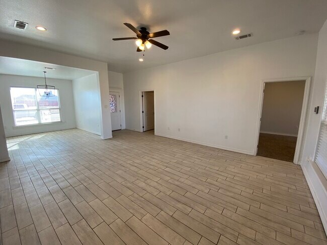 Building Photo - 3 bed 2 bath 1 car garage