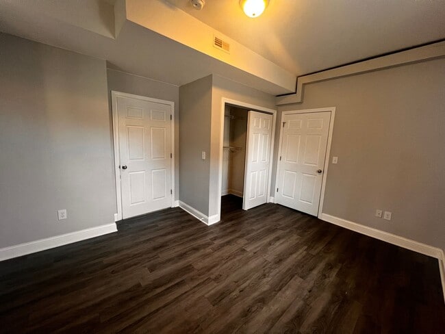 Building Photo - 2185 River Rd