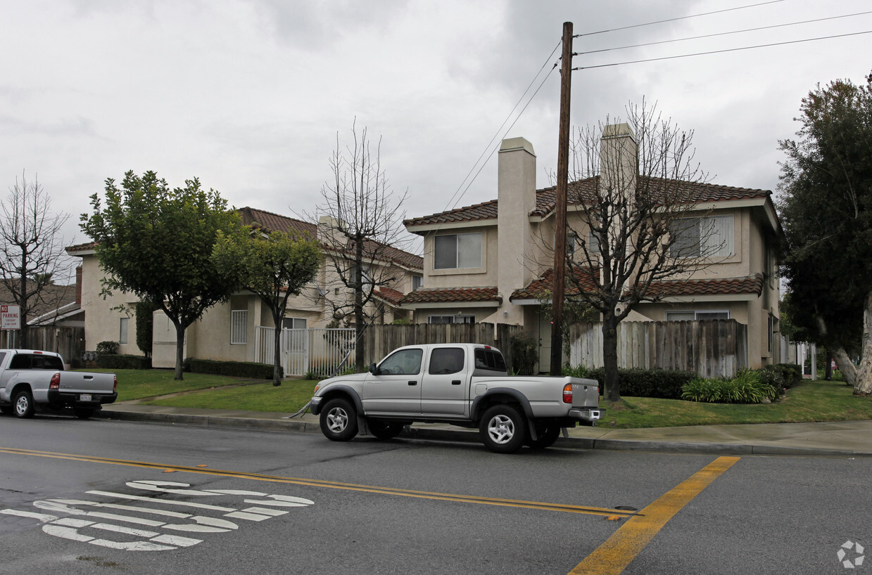 Primary Photo - Hamilton Court Apartments