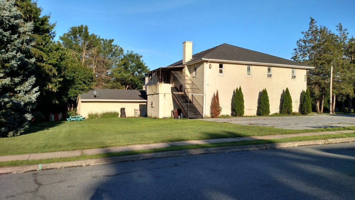Primary Photo - 406 Carriage Dr