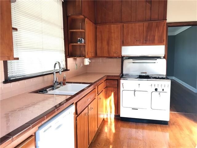 Kitchen with wonderful birch wood cabinets and dishwasher. - 9 San Mateo Ave