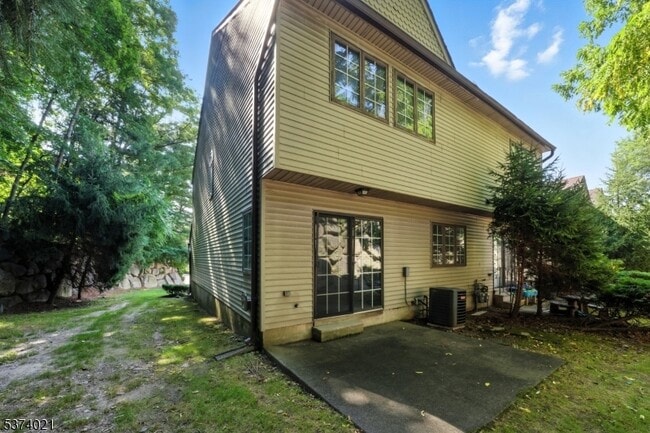 Building Photo - 31 Hickory Ln