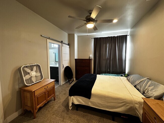 Building Photo - 1002 Dezi Dr