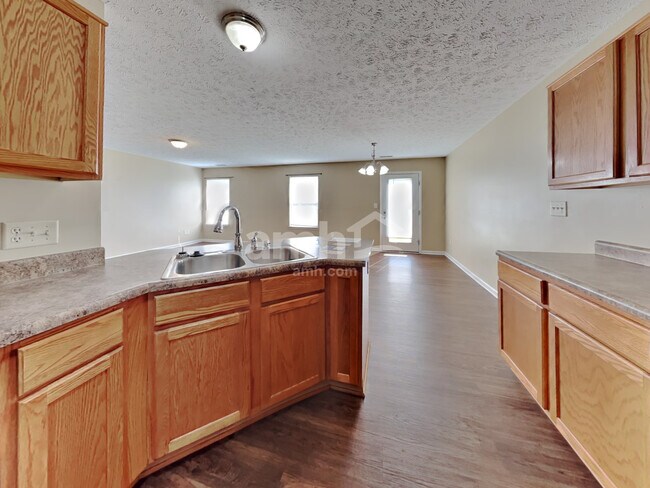 Foto del edificio - 6651 Wilmot Ln