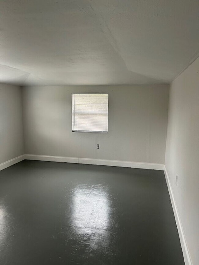 Foto del edificio - Well maintained 3/2 centrally located and available now!