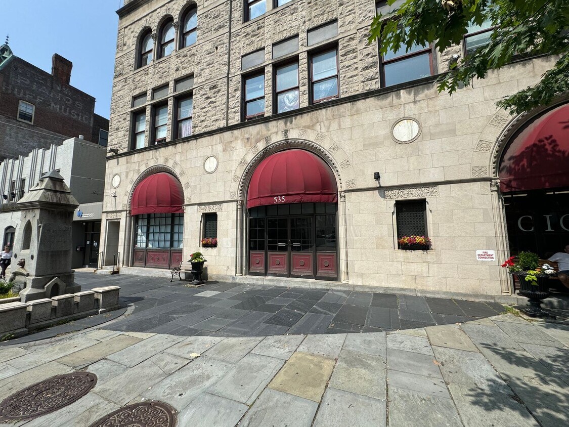 Foto principal - TWO BEDROOM CONDO in the hear of Downtown ...