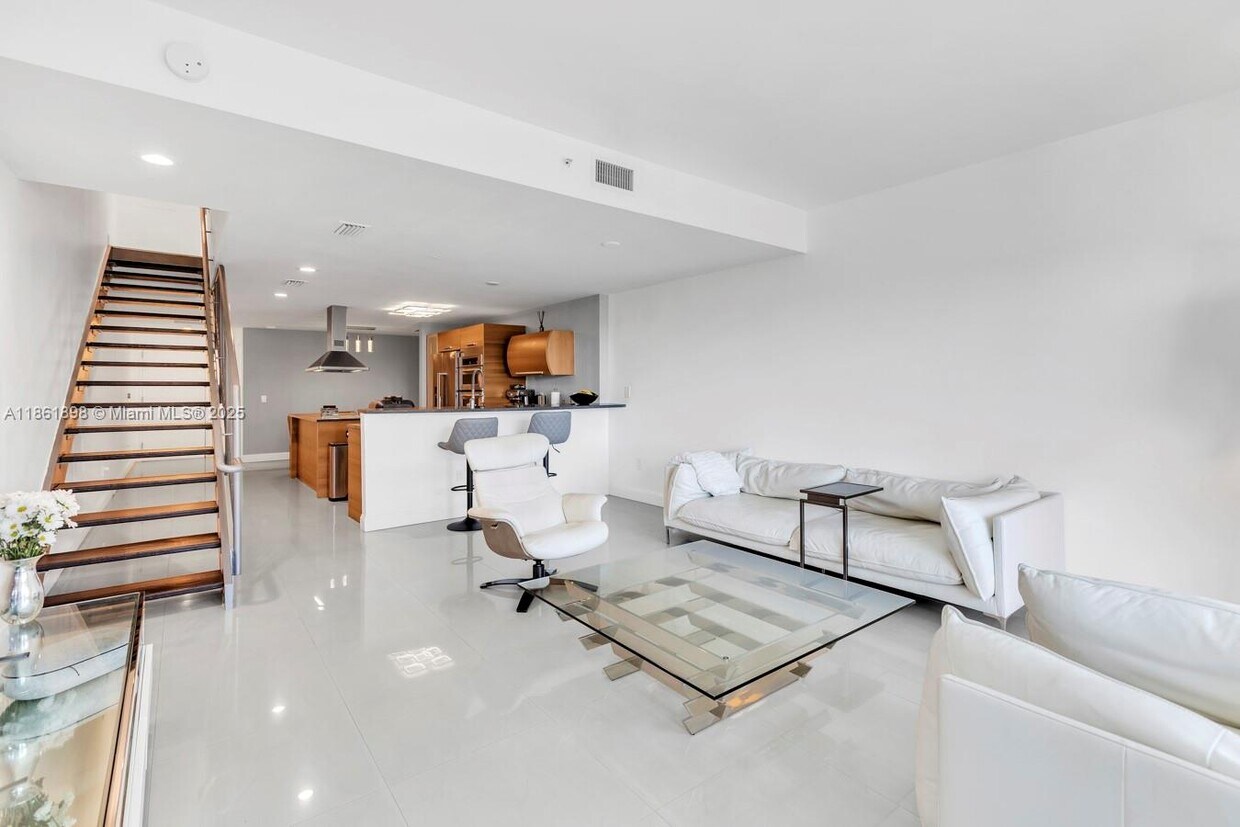 Foto principal - 2950 NE 188th St