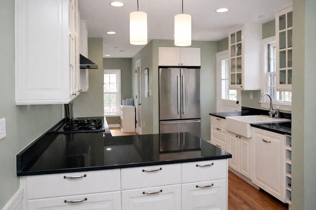 Building Photo - Charming 3BR Colonial with Fully Fenced Yard, Available Now