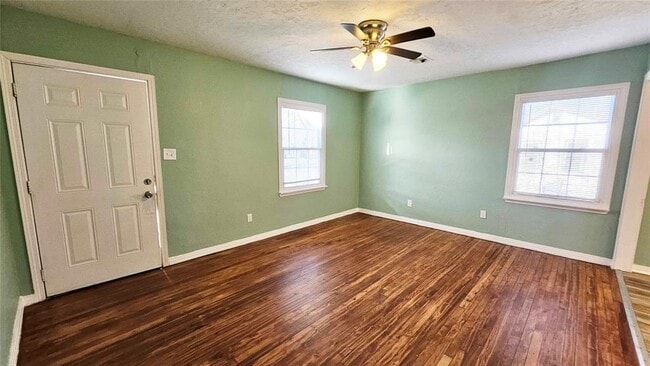 Building Photo - 135 W Lilac Ln