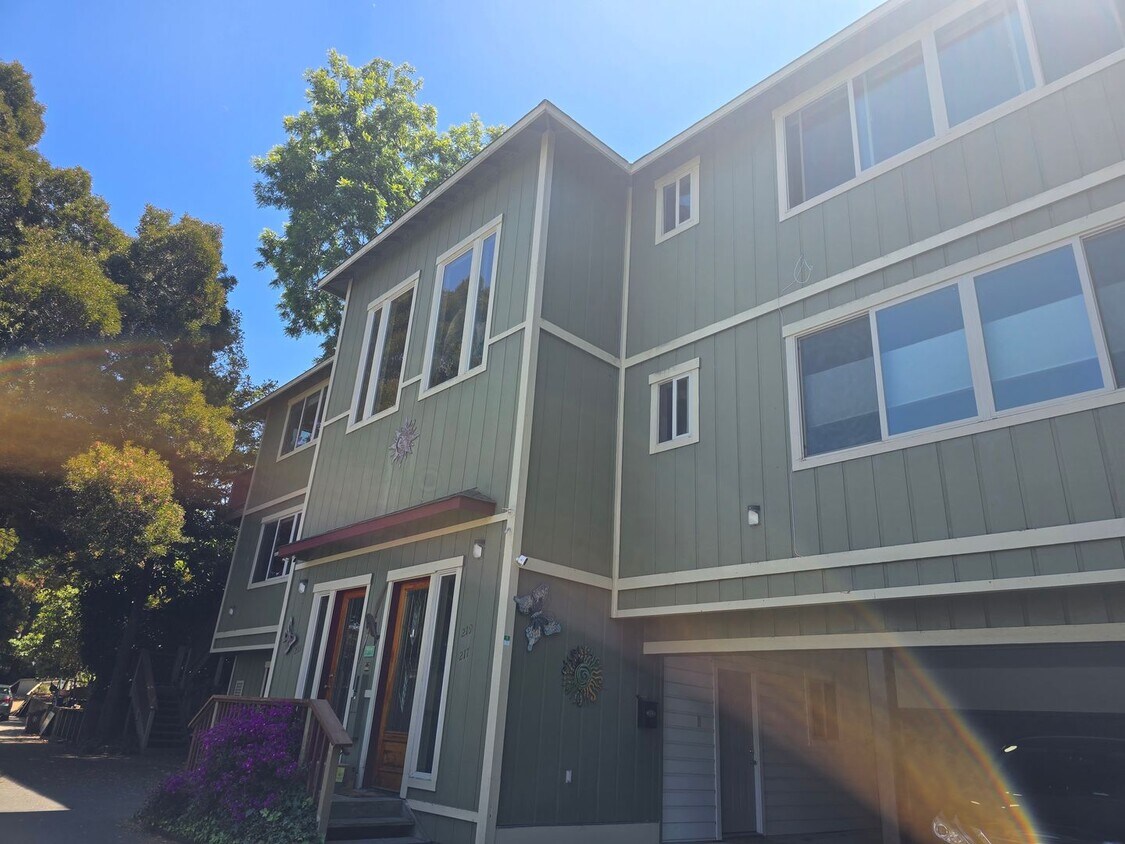 Foto principal - Beautiful 2nd story unit with beautiful vi...