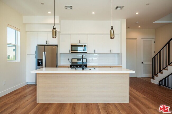 Foto del edificio - 4707 Clinton St