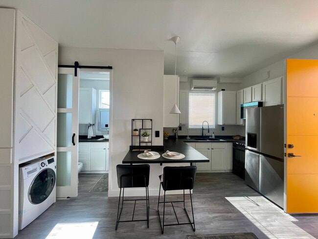 Building Photo - 1170 W 37th Dr