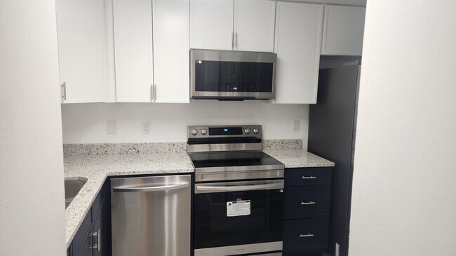 Building Photo - 3 bedroom 2 bath condo