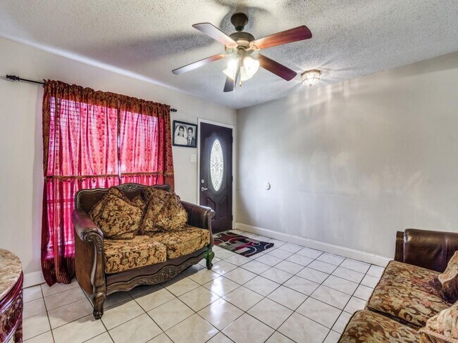 Foto del edificio - 1406 Ridgecrest Dr