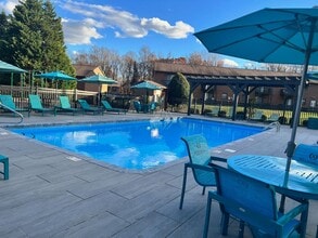 Building Photo - 416 Springbrook Dr