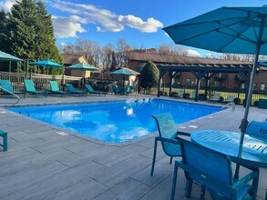 Building Photo - 498 Springbrook Dr