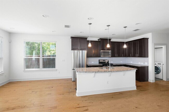 Foto del edificio - 7208 Bertram Ct