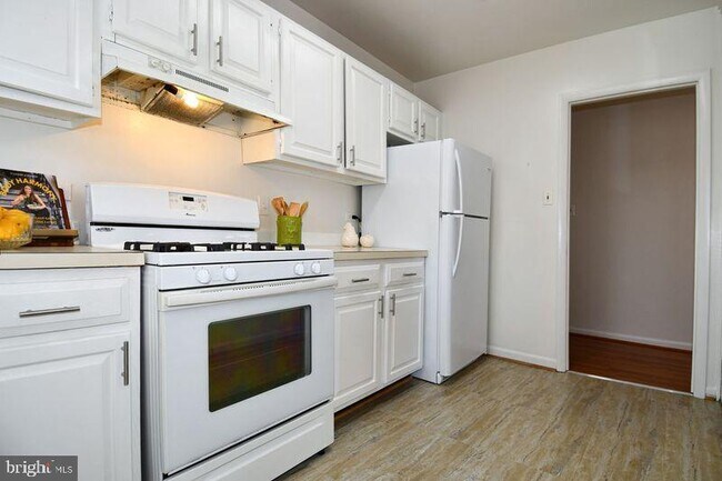 Foto del edificio - 10637 Montrose Ave