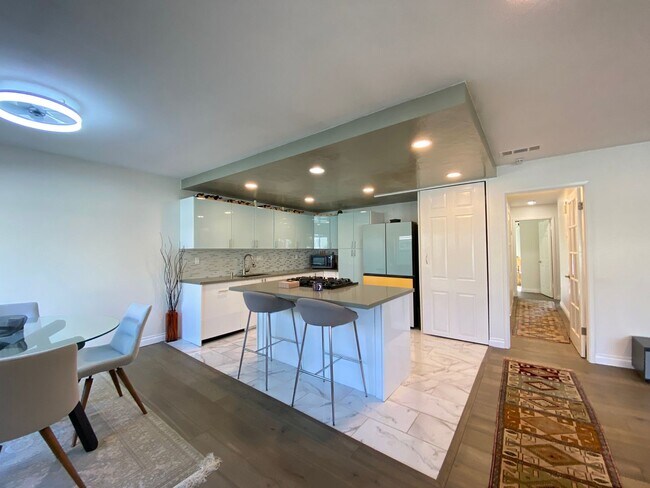 Foto del edificio - Stunning 3-bedroom, 2-bathroom coastal condo with Modern Custom Upgrades!