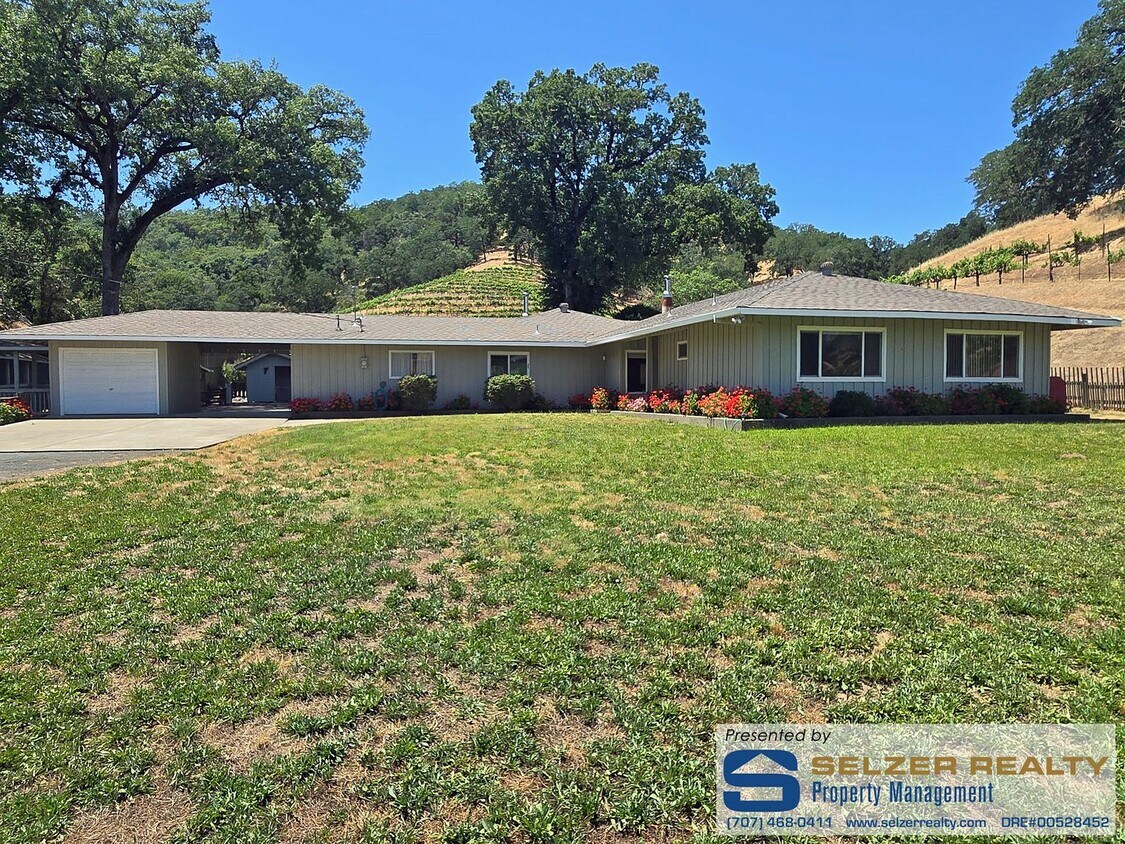 Foto principal - Spacious 4 bd. gated country estate w/ pool!