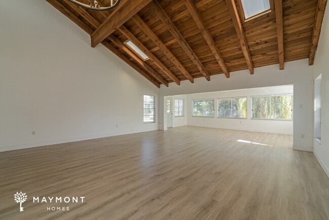 Building Photo - 11 Maple Run