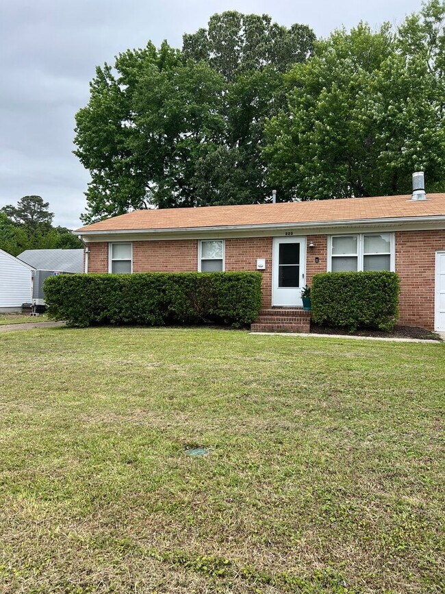 Building Photo - 223 Larissa Dr