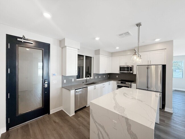 Foto del edificio - Stunning 3B/2.5BA Townhome in Oceanside fo...