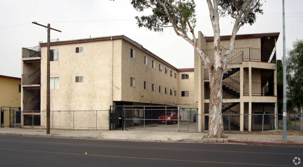 Primary Photo - 7001-7005 S Main St