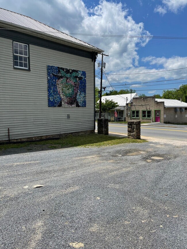 Foto del edificio - 135 West Main Street, Unit Storefront