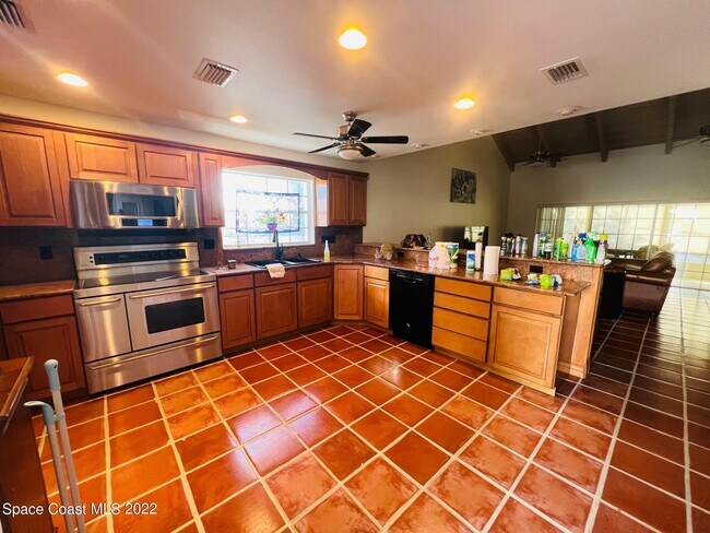 Building Photo - 552 Majorca Ct