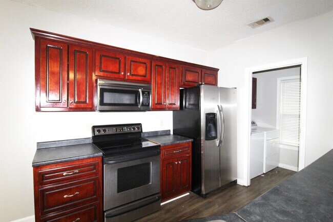 Building Photo - 1143B Southbend Dr