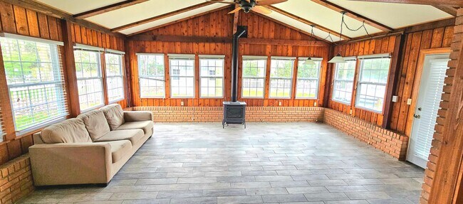 Foto del edificio - Beautiful 2 Bedroom House with Sun Room an...