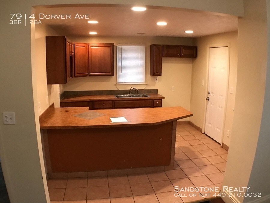 Foto principal - 3 Bedroom Colonial with a Fenced-in Back Yard