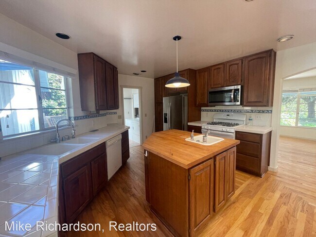 Building Photo - 2 br, 2.5 bath House - 1110 Las Olas