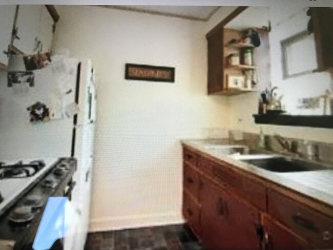 Kitchen - 6664 W Devon Ave
