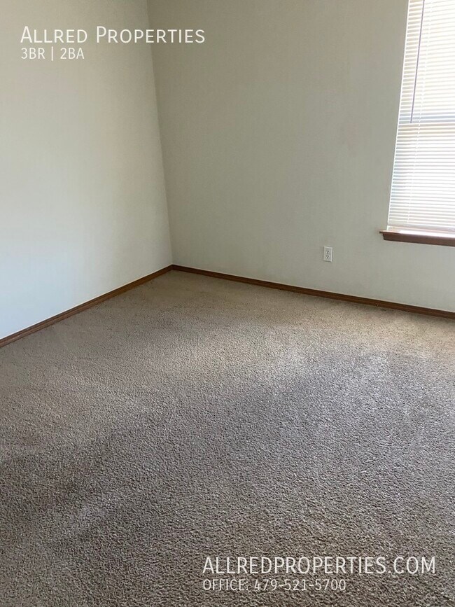 Building Photo - 305 E Asher Ct