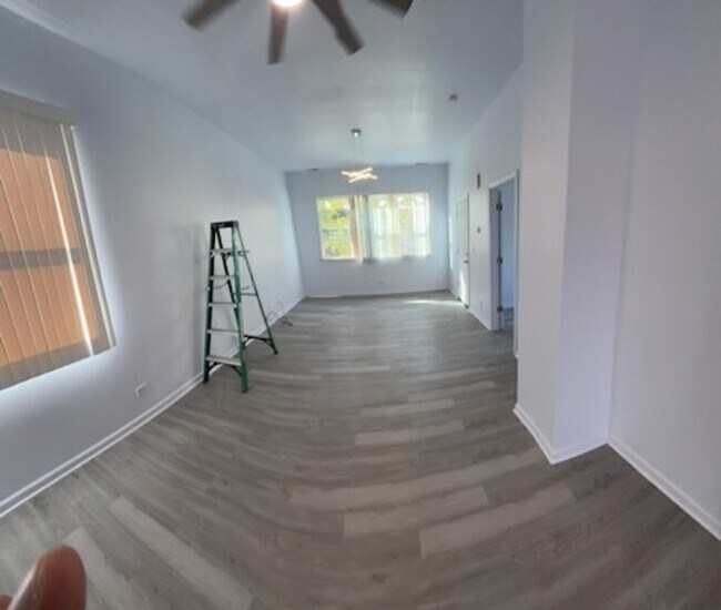 Building Photo - 3 Bedroom, 1 Bath Apartment in Chicago