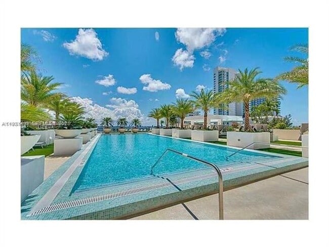 Foto del edificio - 600 NE 27th St