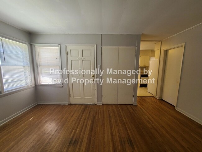 Building Photo - Spacious 3 Bedroom Home in Colonial Acres!