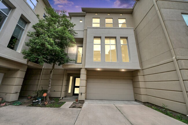 Building Photo - 1112 Columbus St