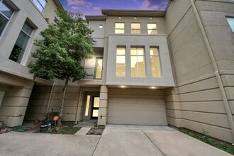 Building Photo - 1112 Columbus St