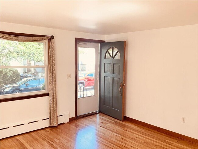 Building Photo - 25 1/2 Thurston Ave