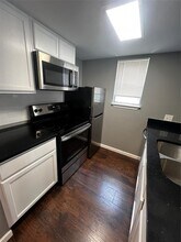 Building Photo - 912 W 22 1/2 St