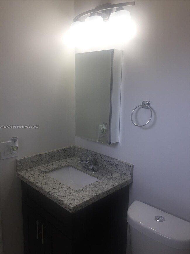 Foto del edificio - 890 NW 45th Ave