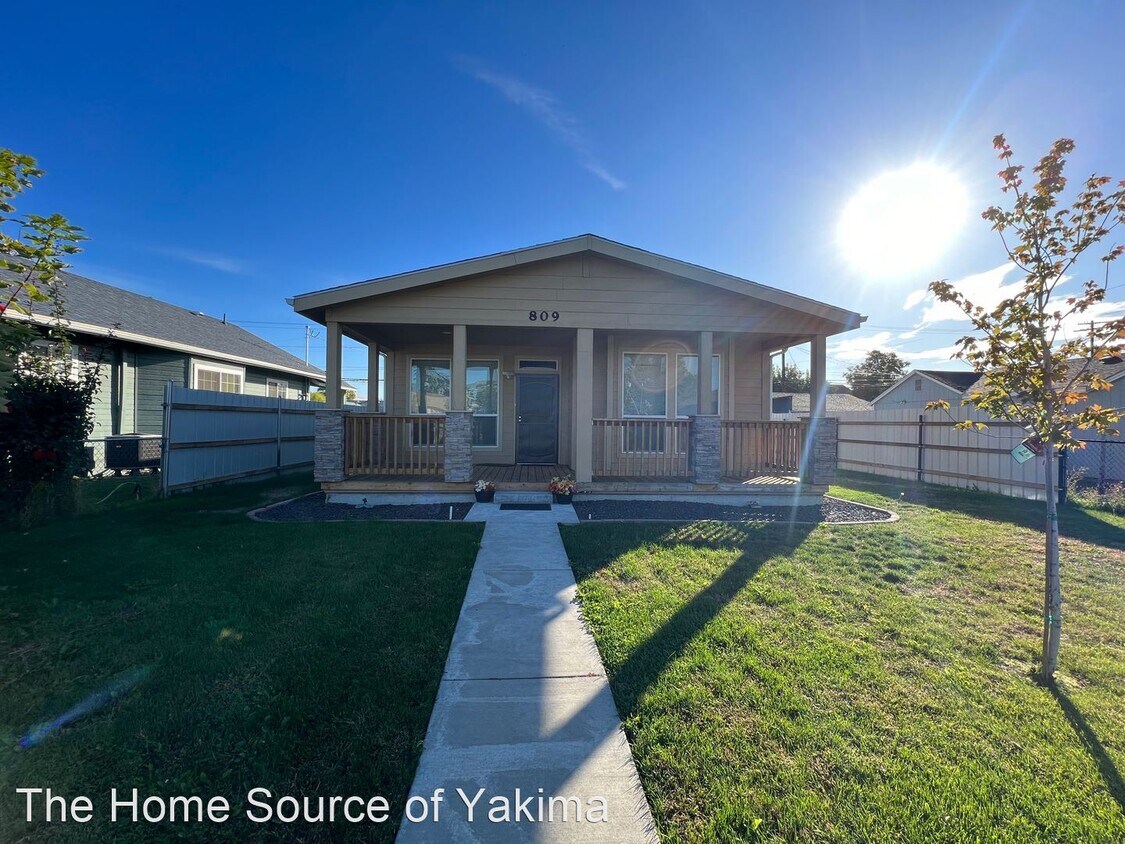 3 br, 2 bath House 809 S 6th Street House Rental in Yakima, WA