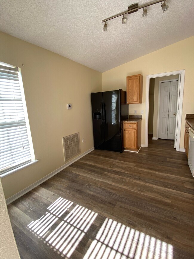 Foto del edificio - 7419 Overland Park Blvd