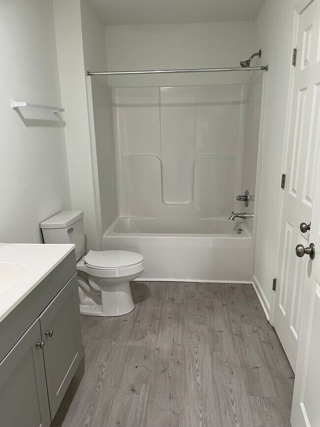 Building Photo - 3 bedroom / 1 bath apartment (upstairs) Cu...